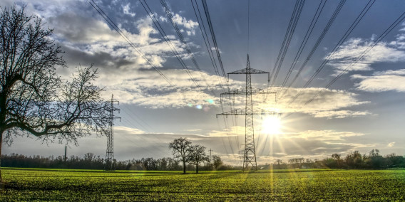 Hochspannungsmasten und Stromtrassen in der Landschaft – Stahlprodukte für Trassenprojekte von A+R Profilstahl