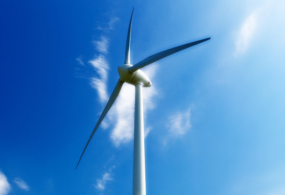 Windkraftanlage mit grünem Stahl – A+R Profilstahl für nachhaltige Energiewende und Green Deal