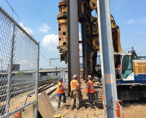Stahlkernpfähle für Bau- und Infrastrukturprojekte | Sonderlösungen von A+R Profilstahl Stahlkernpfähle im Einsatz auf Baustelle – Sonderlösungen von A+R Profilstahl für Fundament- und Infrastrukturprojekte